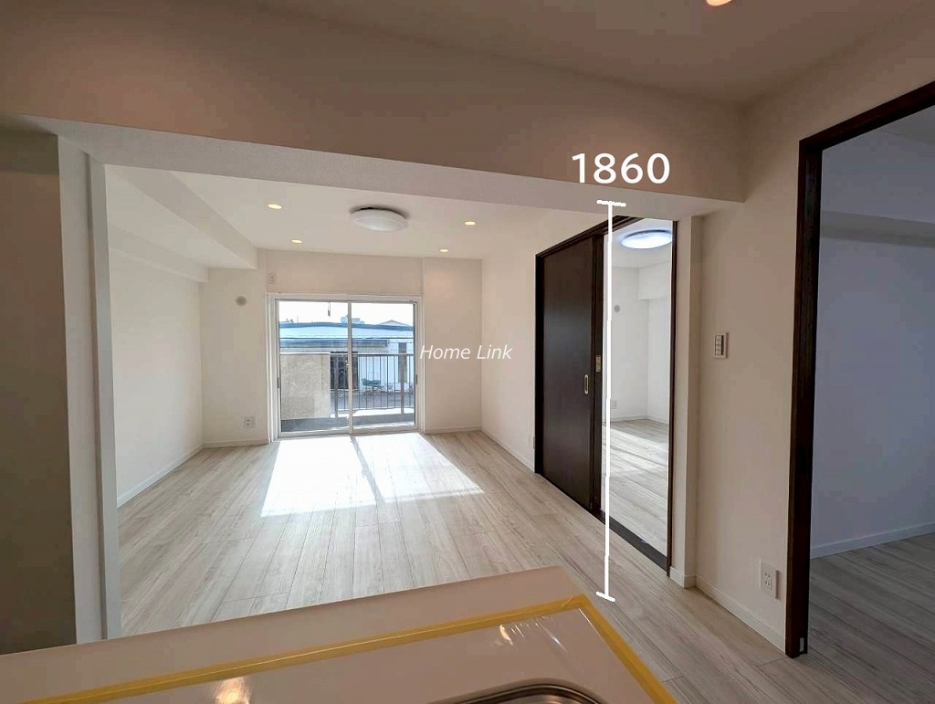 新ときわ台ローヤルコーポ2階　リビングを見渡すキッチン